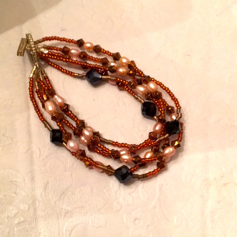 Beaded bracelet with toggle